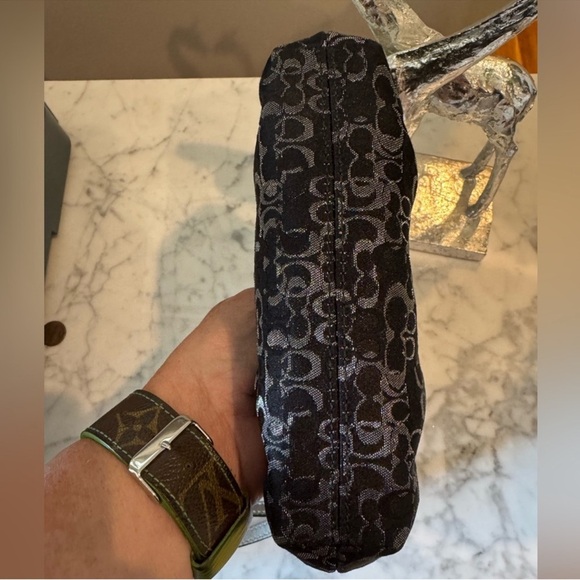 Coach - Black/Silver Signature C Kisslock Wristler - EUC No Call Outs - Picture 4 of 8